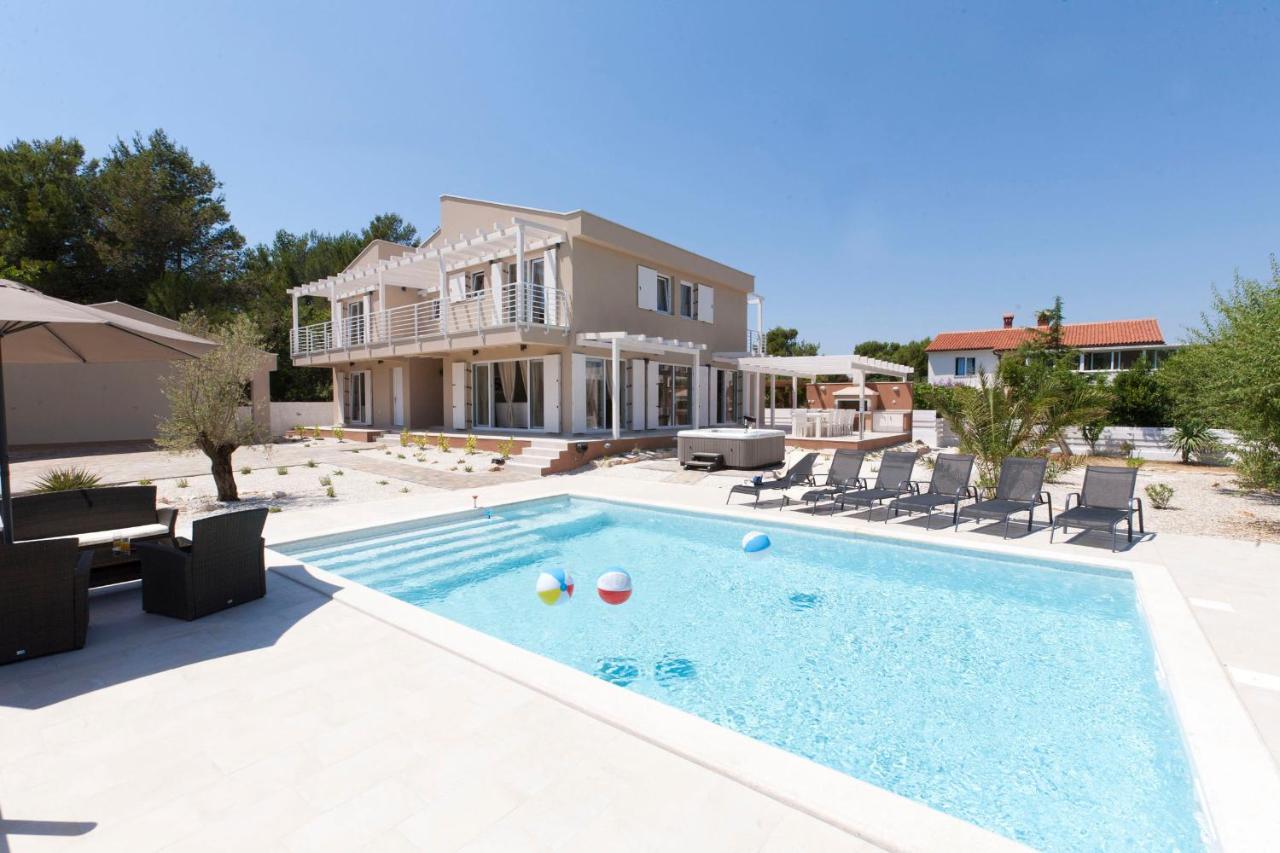 Villa Bella - Beautiful And Modern House With Pool, Souna, Jacuzzi & Playground, Liznjan - Istra Luaran gambar